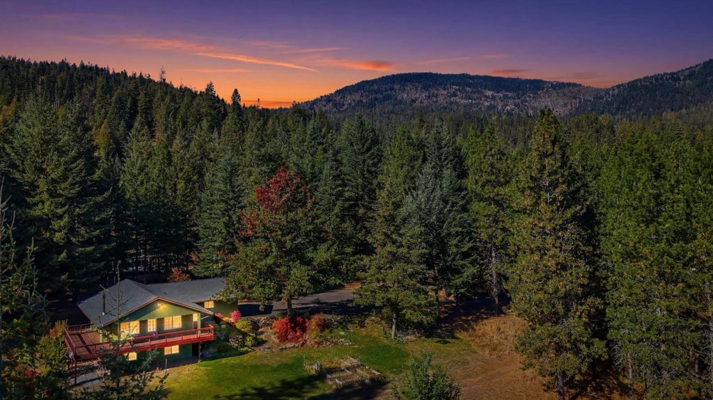 Photo of 8766 W Barrett Dr, Rathdrum, ID 83858 (MLS # 202619715)