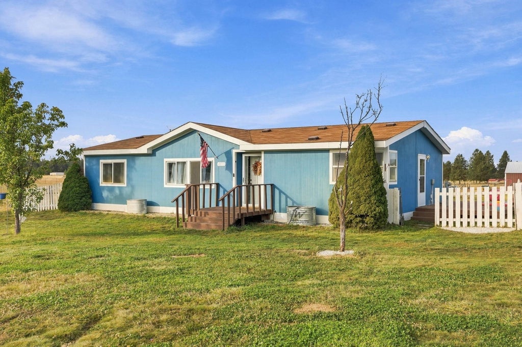 Photo of 40325 N Sunset Ln, Deer Park, WA 99006 (MLS # 202625644)