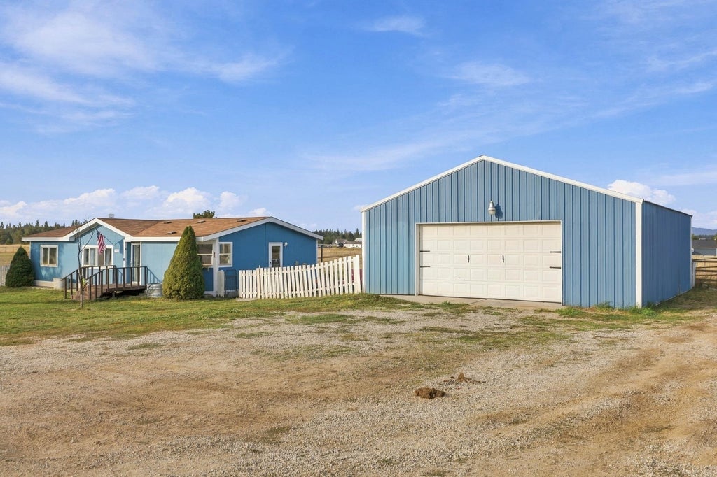Photo of 40325 N Sunset Ln, Deer Park, WA 99006 (MLS # 202625644)