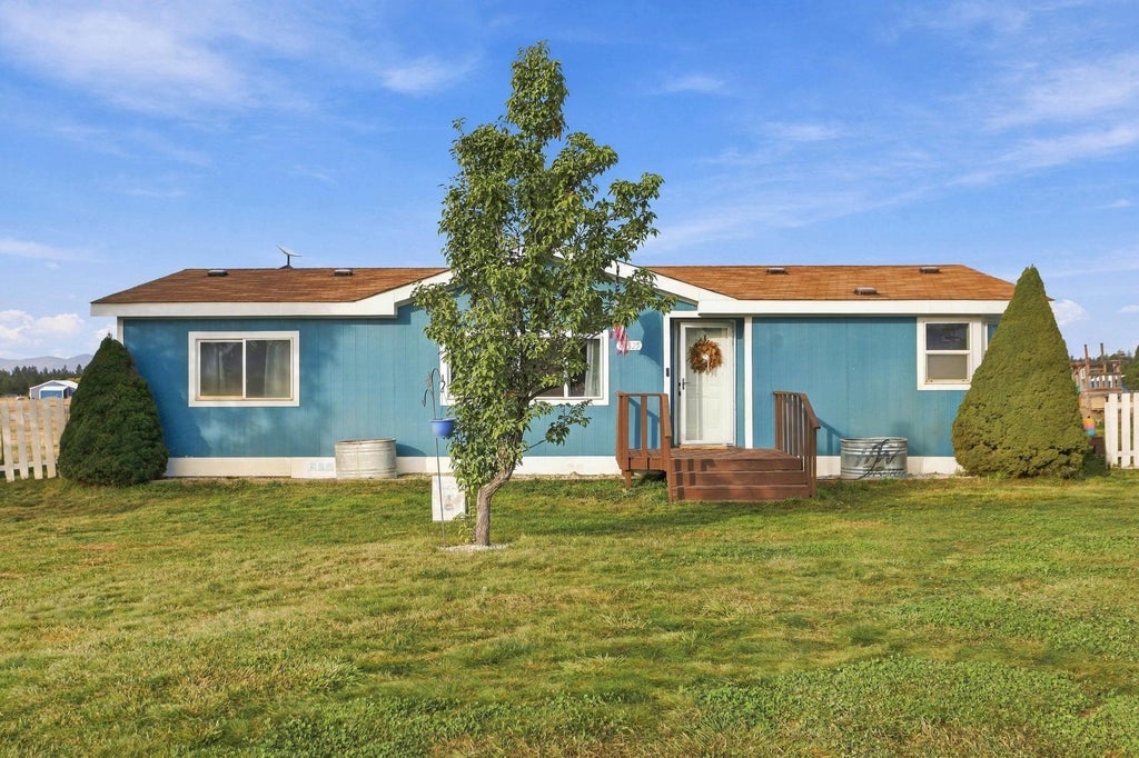 Photo of 40325 N Sunset Ln, Deer Park, WA 99006 (MLS # 202625644)