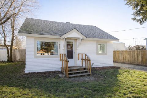 Photo of 209 W Crawford Ave, Deer Park, WA 99006 (MLS # 202527764)