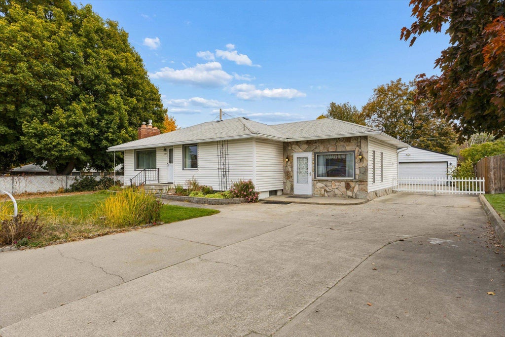 Photo of 715 S Houk Rd, Spokane, WA 99216 (MLS # 202626010)