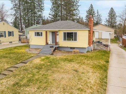 Photo of 3211 W Queen Pl, Spokane, WA 99205 (MLS # 202614006)