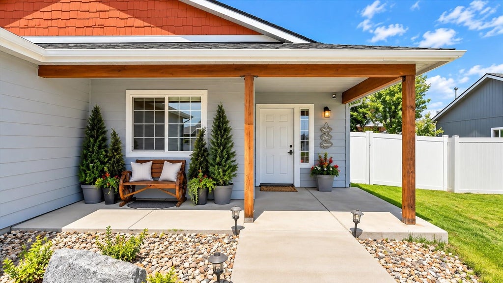 Photo of 1609 E Marilyn Cir, Deer Park, WA 99006 (MLS # 202623239)