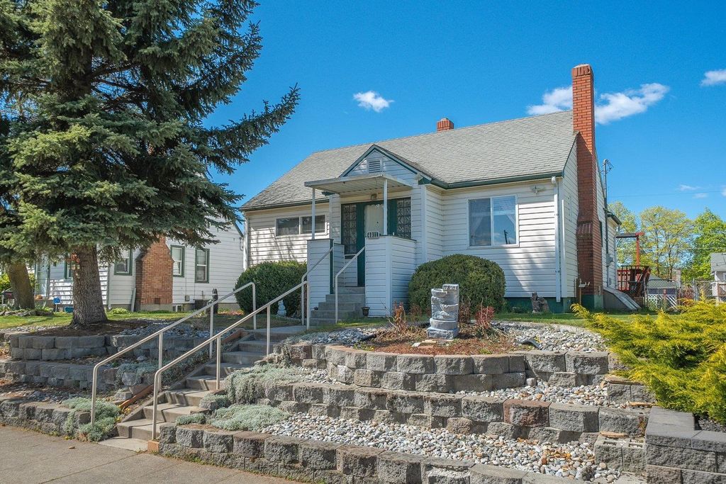 Photo of 4011 N Hawthorne St, Spokane, WA 99205 (MLS # 202616079)