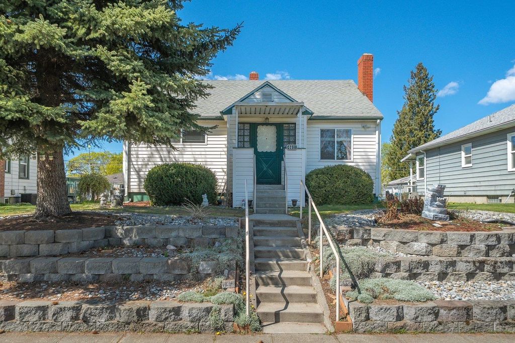 Photo of 4011 N Hawthorne St, Spokane, WA 99205 (MLS # 202616079)