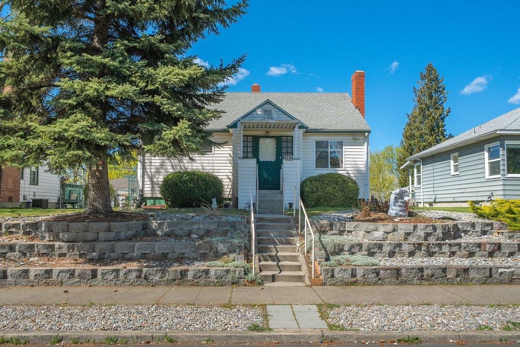 Photo of 4011 N Hawthorne St, Spokane, WA 99205 (MLS # 202616079)