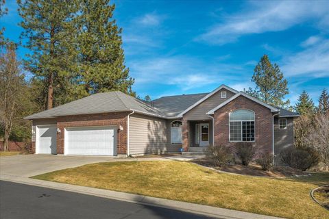 Photo of 7010 N EAST BLUFF Ct, Spokane, WA 99218 (MLS # 202612718)