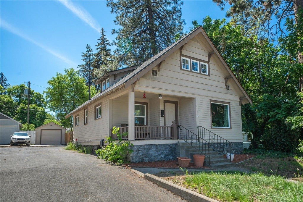 Photo of 318 E 29th Ave, Spokane, WA 99203 (MLS # 202617554)