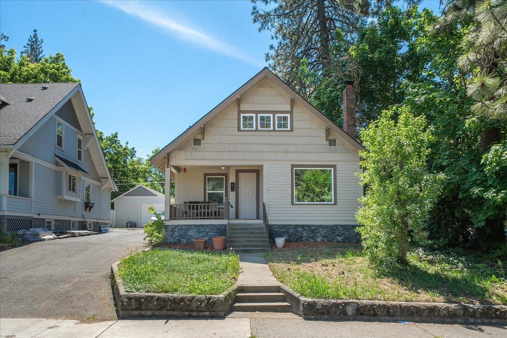 Photo of 318 E 29th Ave, Spokane, WA 99203 (MLS # 202617554)