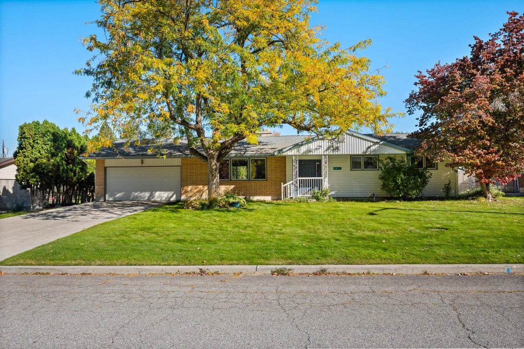 Photo of 3811 S SUNDOWN Dr, Spokane Valley, WA 99206 (MLS # 202625907)