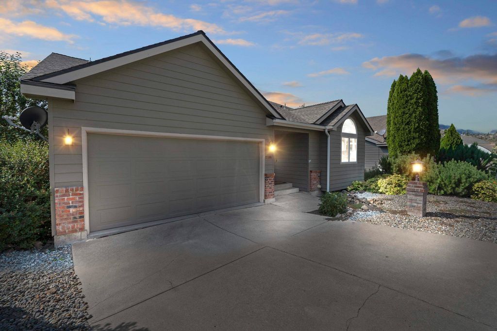 Photo of 2106 E TURNBERRY Ln, Spokane, WA 99223 (MLS # 202525500)