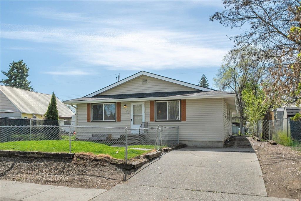 Photo of 820 E Rowan Ave, Spokane, WA 99207 (MLS # 202615997)