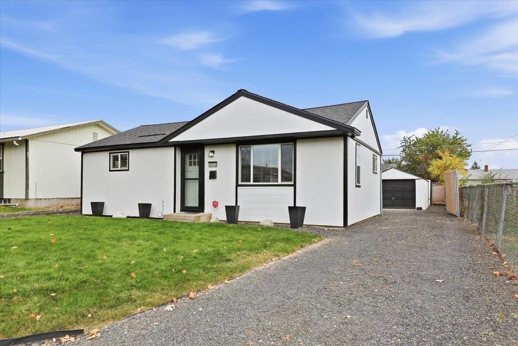 Photo of 2802 N N Smith St St, Spokane, WA 99207 (MLS # 202626050)