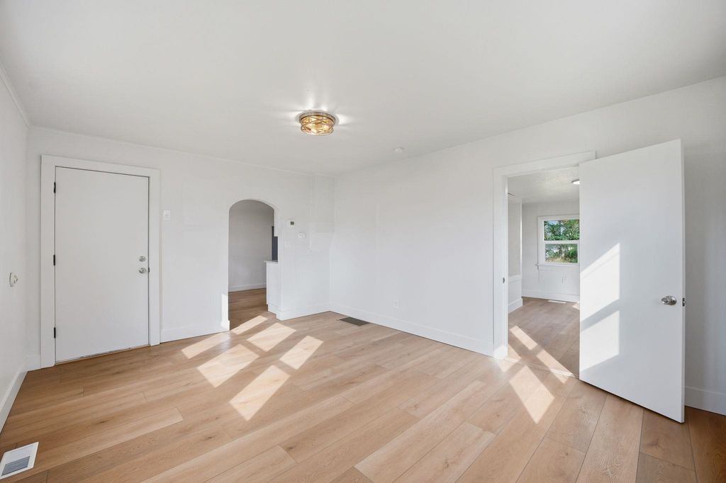 Photo of 923 E Courtland Ave, Spokane, WA 99207 (MLS # 202525424)