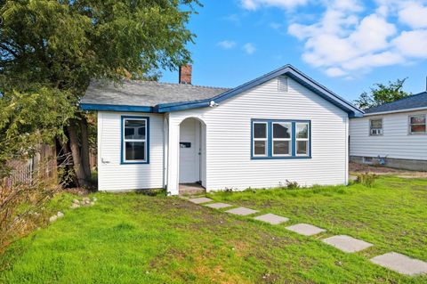 Photo of 923 E Courtland Ave, Spokane, WA 99207 (MLS # 202525424)