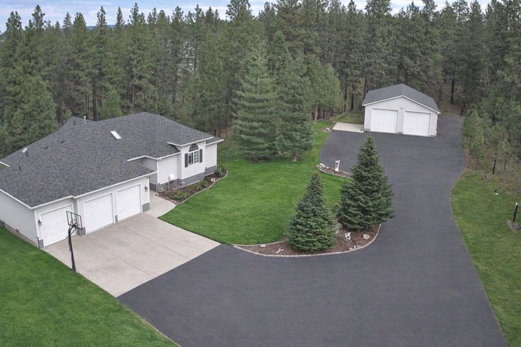 Photo of 1807 S Deep Creek Ct, Medical Lake, WA 99022 (MLS # 202615883)