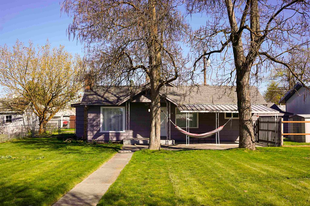 Photo of 4224 N Washington St, Spokane, WA 99205 (MLS # 202615156)