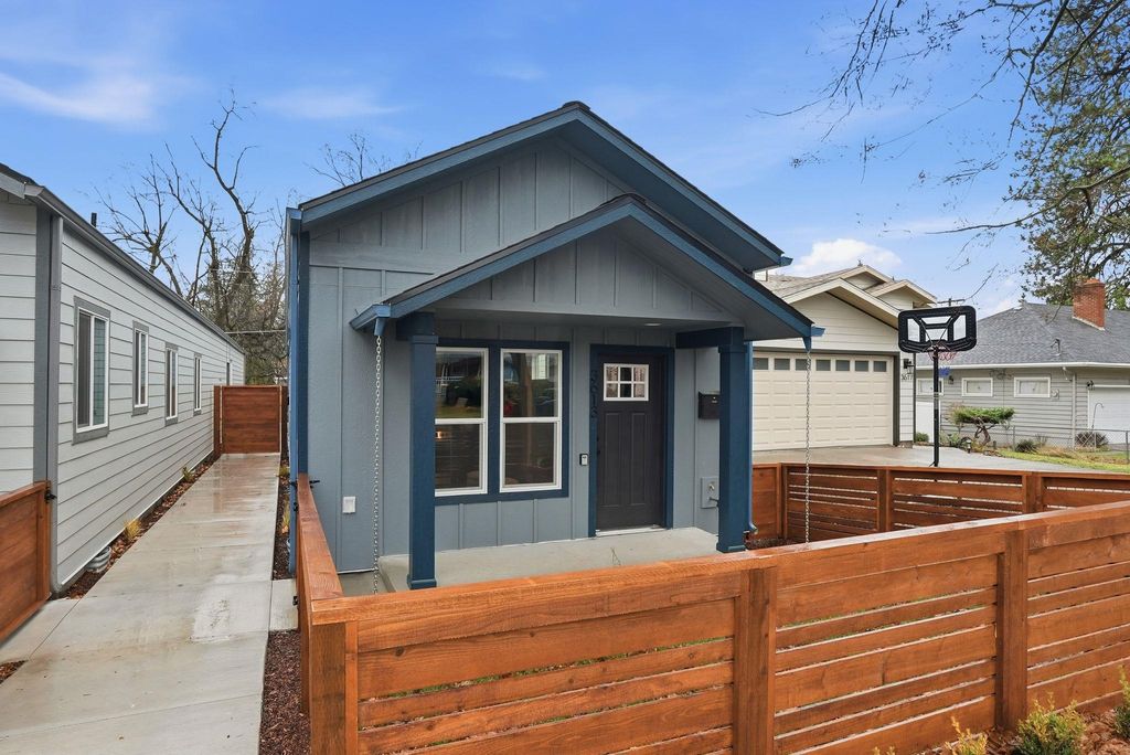 Photo of 3613 E 8th Ave, Spokane, WA 99202 (MLS # 202616290)