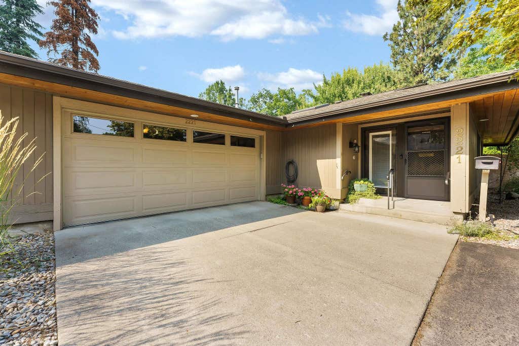 Photo of 2221 E Rockwood Blvd, Spokane, WA 99203 (MLS # 202622173)