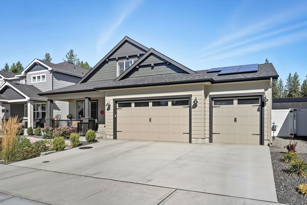 Photo of 2121 E 33rd Ave, Spokane, WA 99203 (MLS # 202615862)