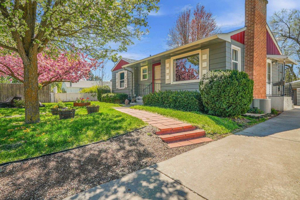 Photo of 2917 W SANSON Ave, Spokane, WA 99205 (MLS # 202616584)