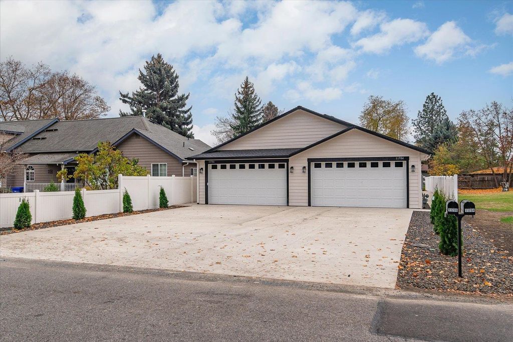 Photo of 11704 E VALLEYWAY Ave, Spokane Valley, WA 99206 (MLS # 202615694)