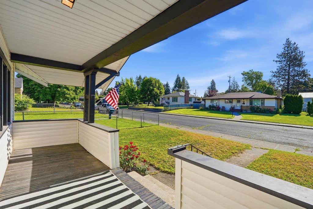 Photo of 4811 N WALNUT St, Spokane, WA 99205 (MLS # 202619965)