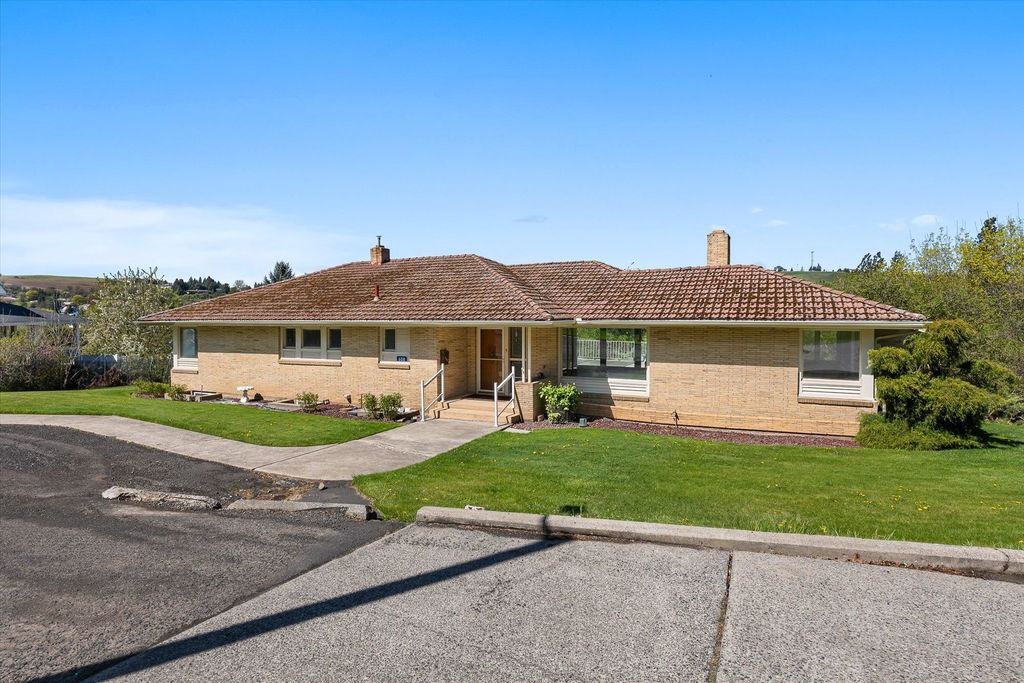 Photo of 608 S G St, Colfax, WA 99111 (MLS # 202616074)