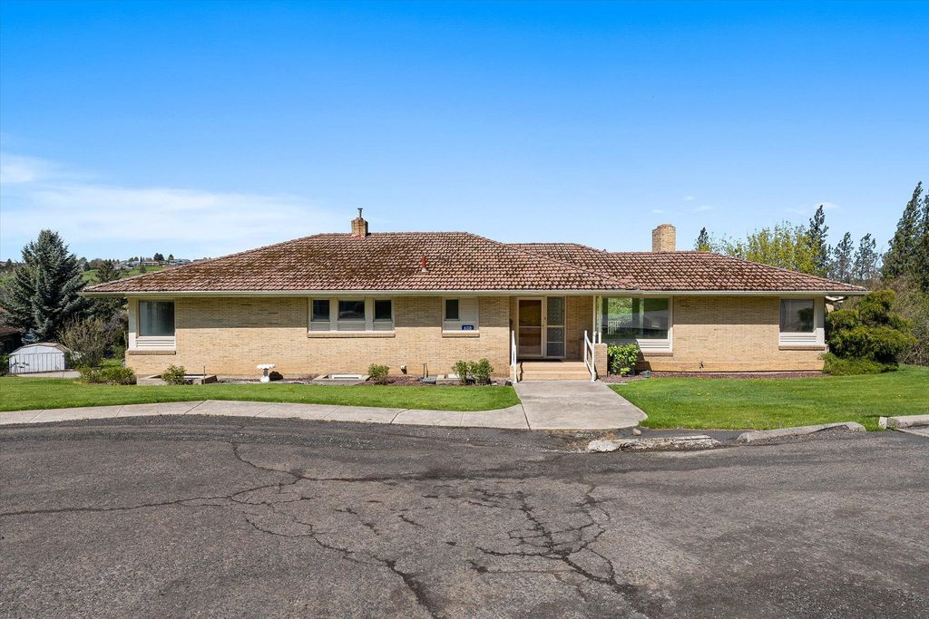 Photo of 608 S G St, Colfax, WA 99111 (MLS # 202616074)