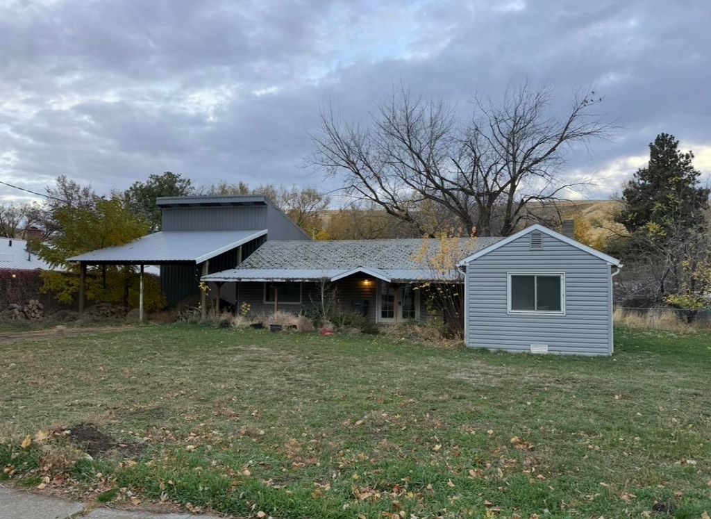 Photo of 98 Main St, Pomeroy, WA 99347 (MLS # 202610861)