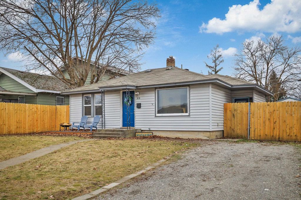 Photo of 818 E Courtland Ave, Spokane, WA 99207 (MLS # 202616287)