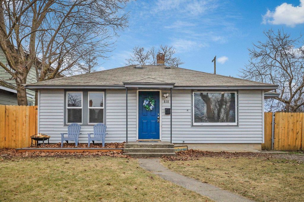 Photo of 818 E Courtland Ave, Spokane, WA 99207 (MLS # 202616287)