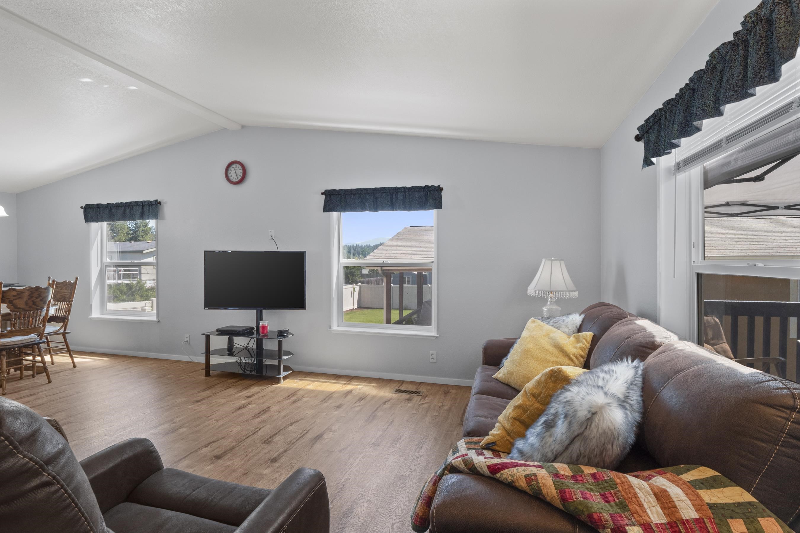Photo 4 of 29 of 3110 E Chattaroy Rd mobile home