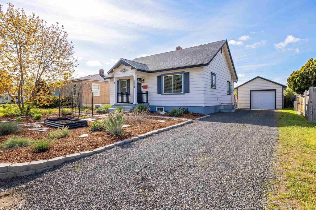 Photo of 1109 W Nebraska Ave, Spokane, WA 99205 (MLS # 202616307)