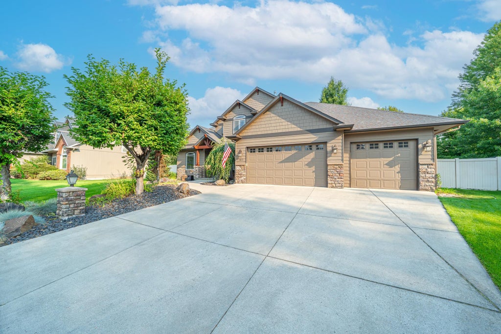 Photo of 1017 E Golden Ct, Spokane, WA 99208 (MLS # 202622958)