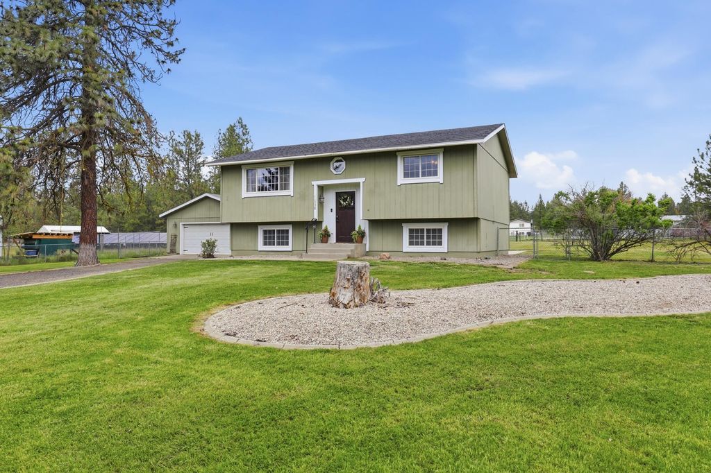 Photo of 11338 W Tumbleweed Dr, Nine Mile Falls, WA 99026 (MLS # 202616365)