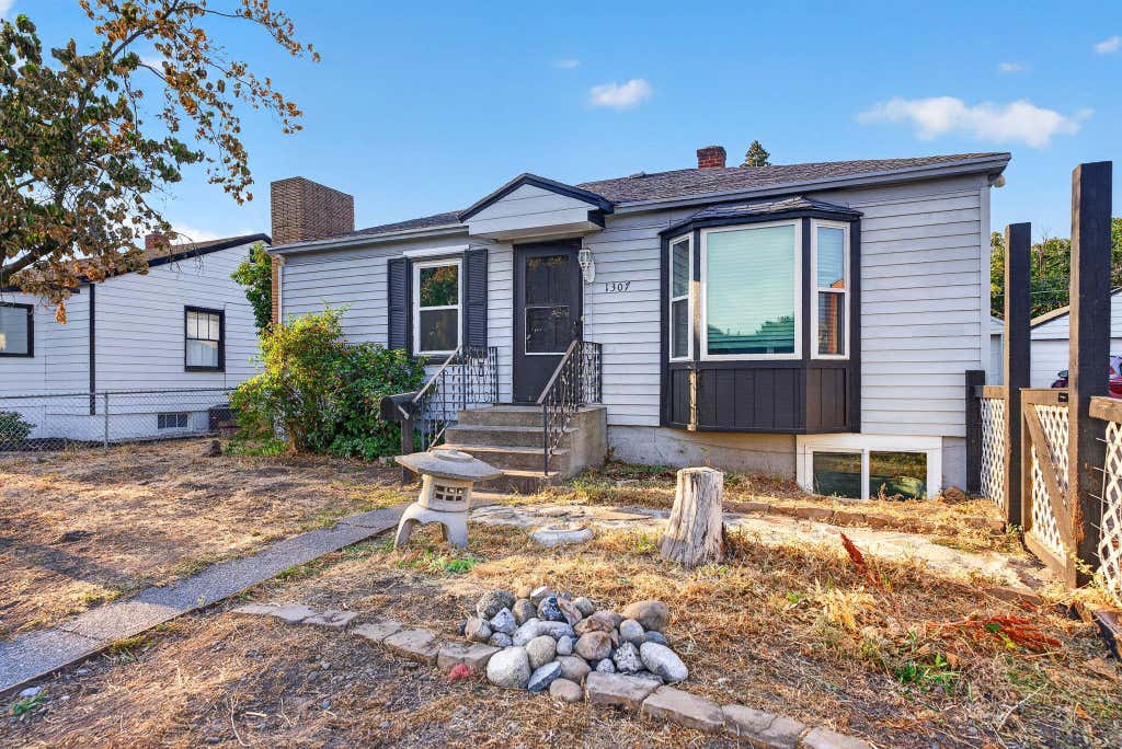 Photo of 1307 E Gordon Ave, Spokane, WA 99207 (MLS # 202622844)