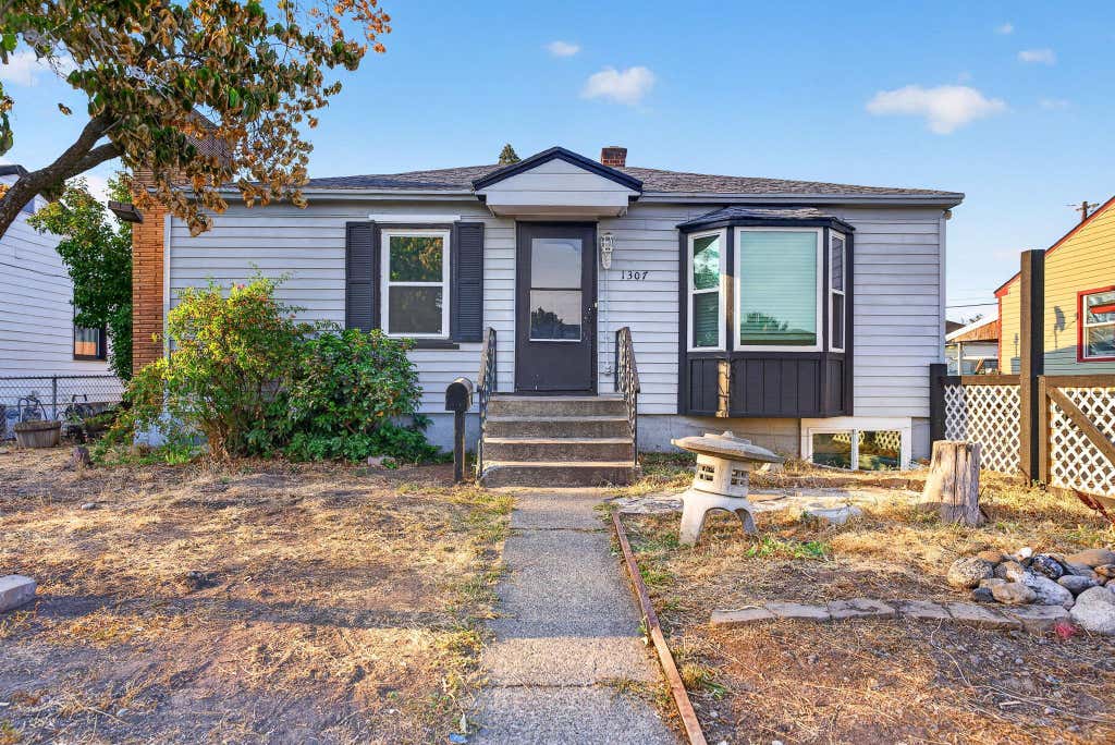 Photo of 1307 E Gordon Ave, Spokane, WA 99207 (MLS # 202622844)