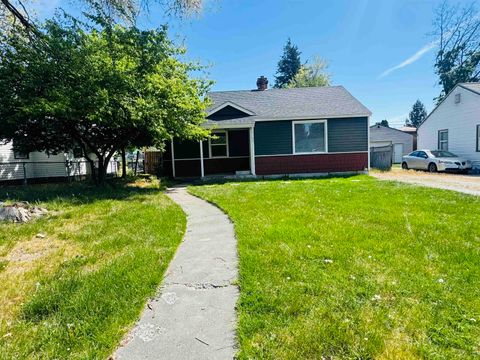 Photo of 10102 N Whittier St, Spokane, WA 99218 (MLS # 202616822)