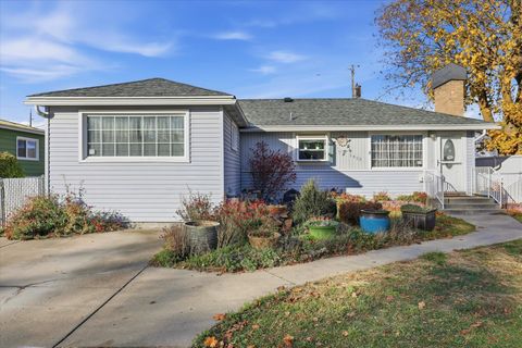 Photo of 1423 E LACROSSE Ave, Spokane, WA 99207 (MLS # 202526599)