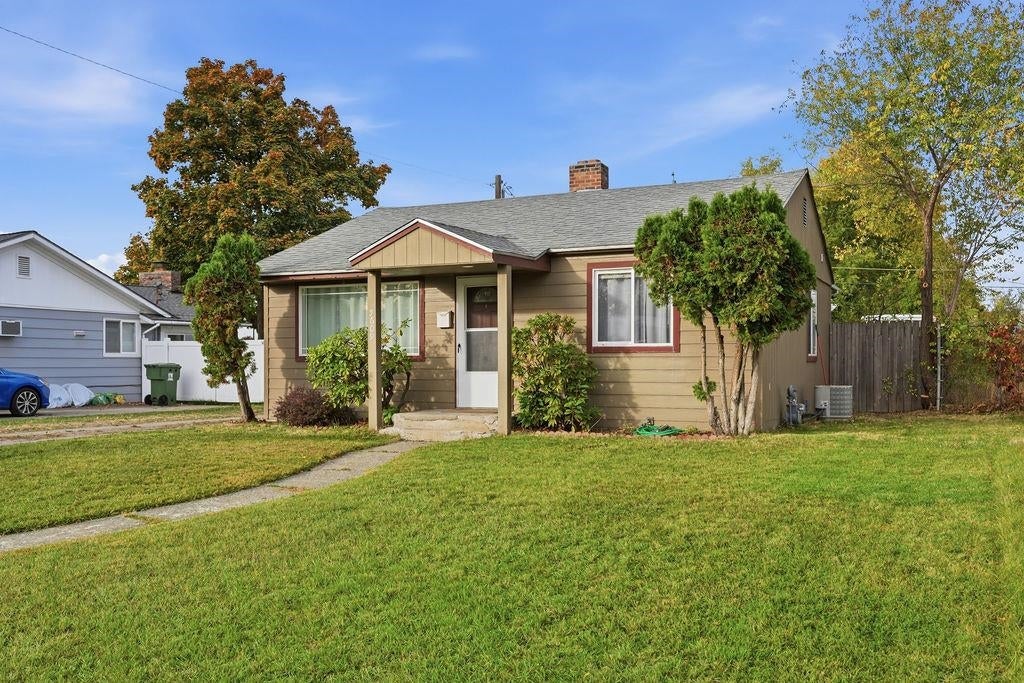Photo of 5609 N COCHRAN St, Spokane, WA 99205 (MLS # 202625616)