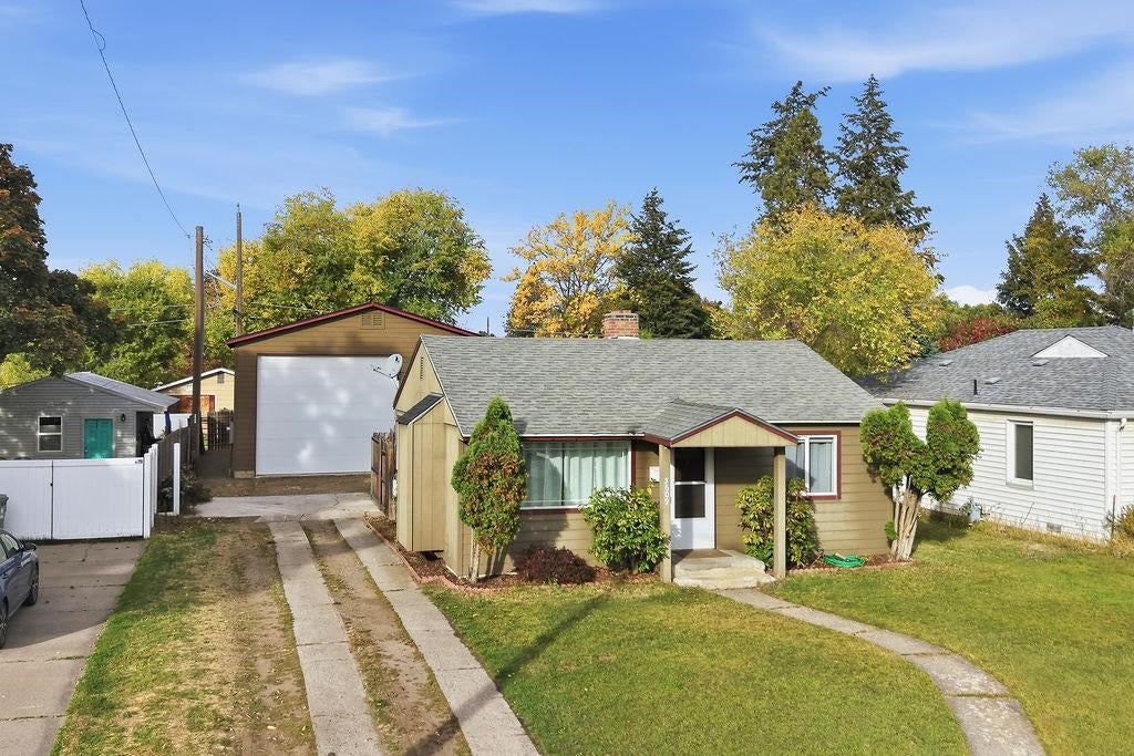 Photo of 5609 N COCHRAN St, Spokane, WA 99205 (MLS # 202625616)