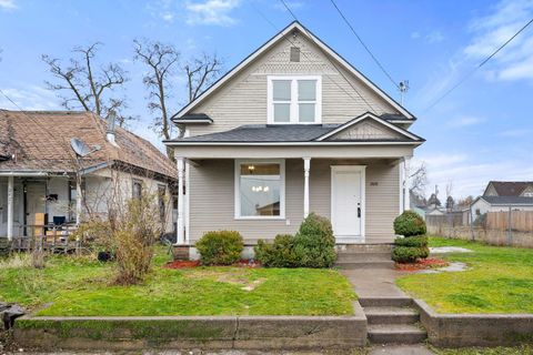 Photo of 2420 N Astor St, Spokane, WA 99207 (MLS # 202614312)