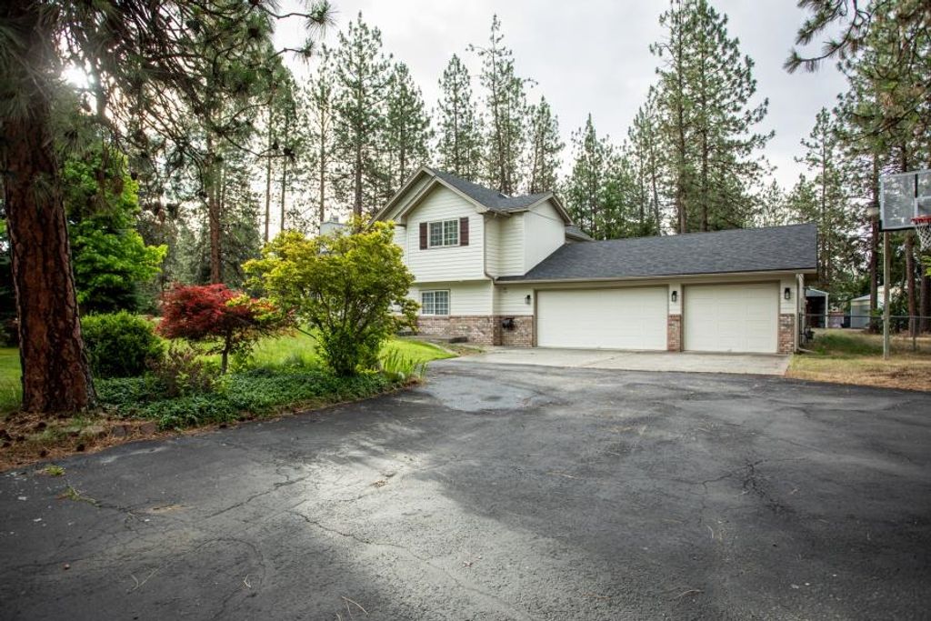 Photo of 16810 N Wylie Dr, Nine Mile Falls, WA 99026 (MLS # 202619962)
