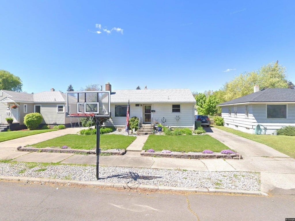 Photo of 1731 N Altamont St, Spokane, WA 99207 (MLS # 202624586)