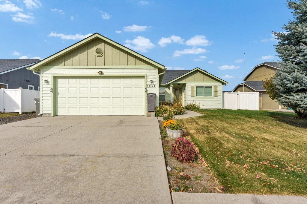Photo of 12422 W Pacific Ct, Airway Heights, WA 99001 (MLS # 202625905)