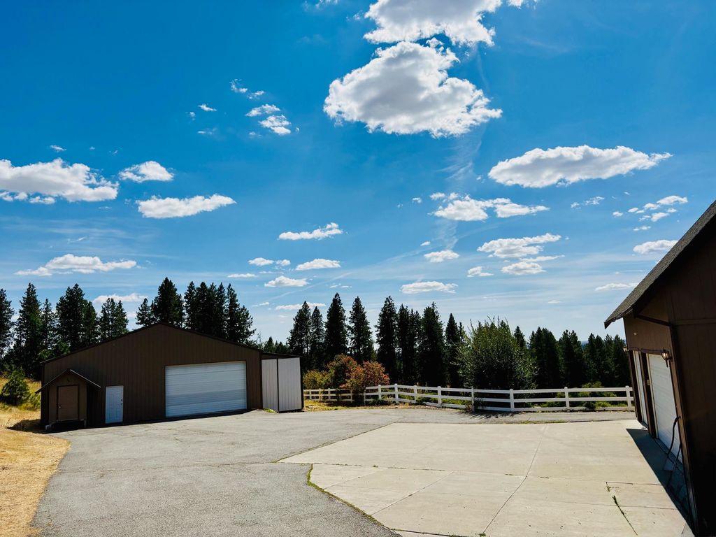 Photo of 7707 S Chestnut Ln, Mica, WA 99023 (MLS # 202610856)