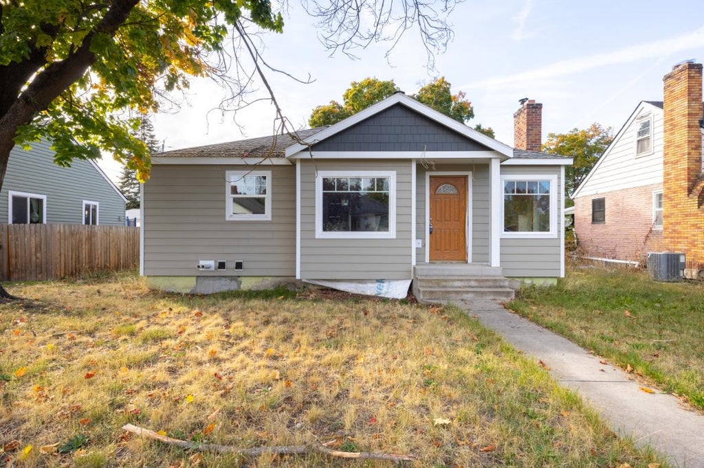 Photo of 4915 N Lincoln St, Spokane, WA 99205 (MLS # 202625478)