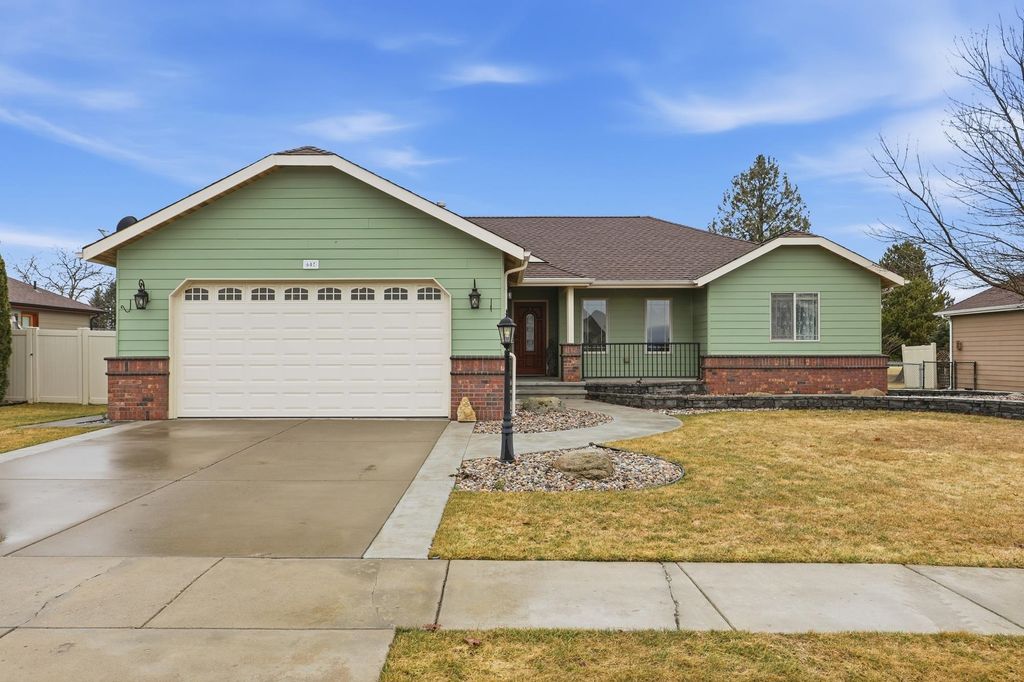 Photo of 607 N Country Club Dr, Deer Park, WA 99006 (MLS # 202612531)